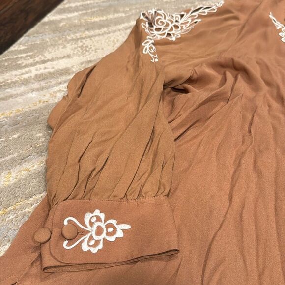 Bob Mackie silk blouse in light brown size 2X in EUC with embroidered flower pat - Picture 3 of 9